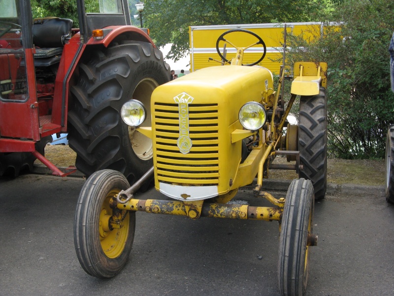 19  UZERCHE :Vide grenier agricole par Uzerche auto rétro  Img_2941