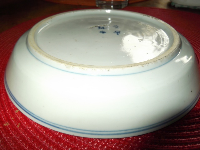 petite assiette blanc bleu  presque drouille mais pas trop Dscf5018