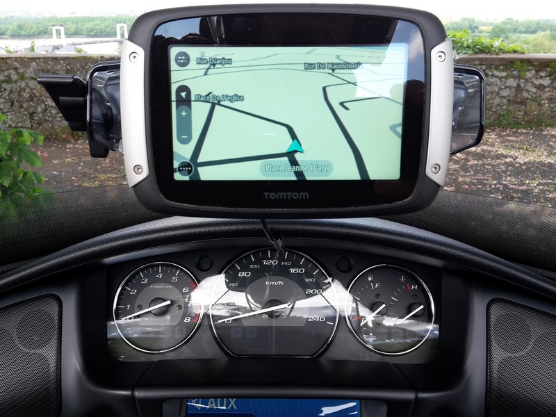 Support "GOLD-MOUNT" pour GPS/Iphone/Coyote en position centrale haute sur grille d'aération 20150410