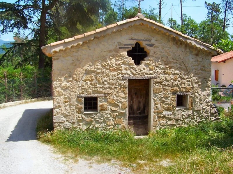 Une petite chapelle dans le sud de la France. A_c13