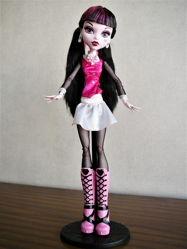 Draculaura géante customisée (Mattel) 02_dra10