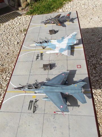 DIORAMA TARMAC AVEC MIRAGES F1B, 2000B ET ALPHAJET Dscf0416