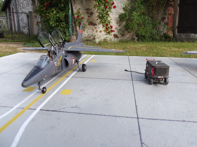 DIORAMA TARMAC AVEC MIRAGES F1B, 2000B ET ALPHAJET Dscf0425