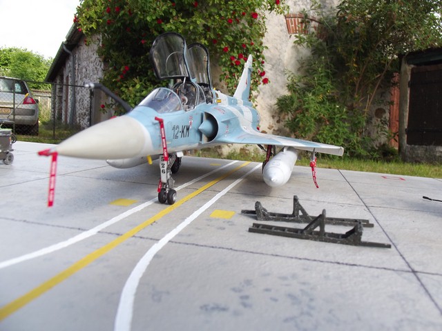 DIORAMA TARMAC AVEC MIRAGES F1B, 2000B ET ALPHAJET Dscf0428