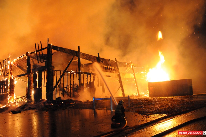 Gros incendie au zoning d’Achêne (10/06/2015 + photos) W_ache13