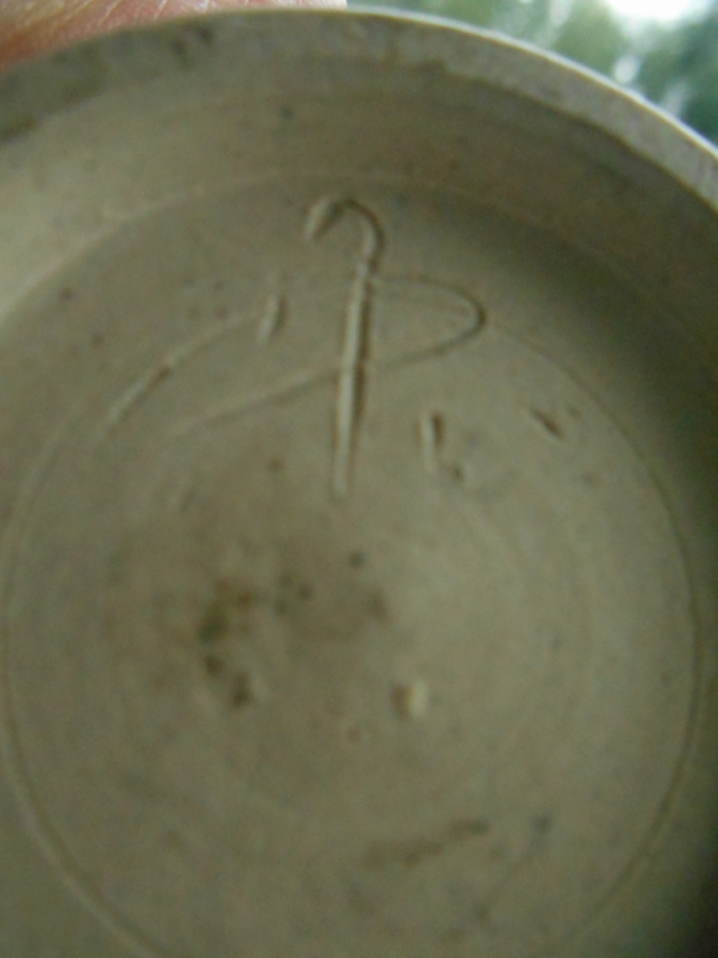 Handwritten iniials on stoneware small vase - AD or AP mark  Dscn6810
