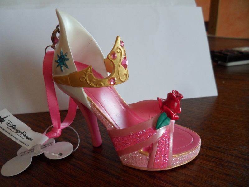 [Collection] Chaussures miniatures / Shoe ornaments - Page 9 Sam_4110