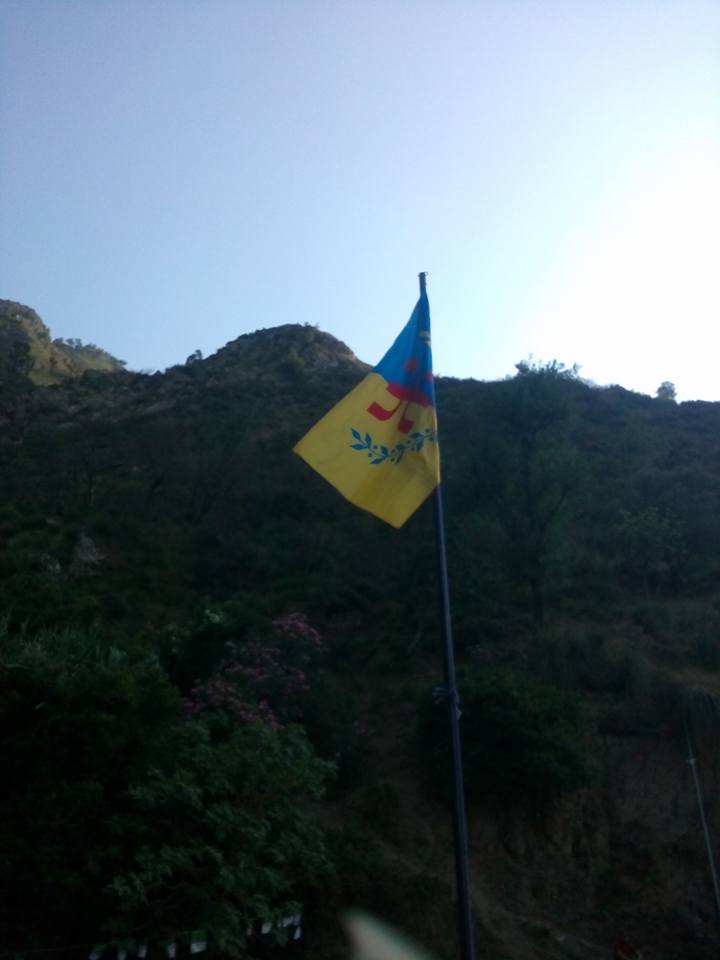 LE DRAPEAU KABYLE FLOTTE À AT-VUƐISI : « LE TEMPS DES CONTESTATIONS MINEURS EST CLOS, VIVEMENT LA SOUVERAINETÉ DE LA KABYLIE » Anay10