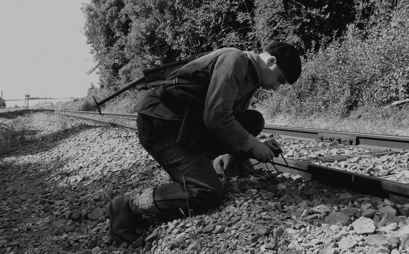 Sabotage d'une vois ferrée par un Résistant des Commandos M 510