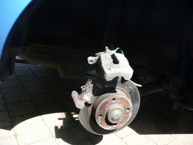 Changing rear brake discs and/or pads P1020312