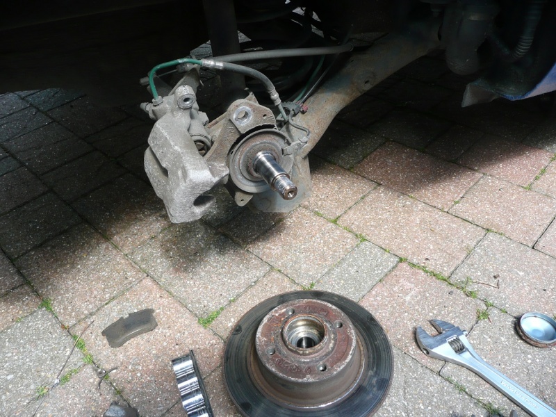 Changing rear brake discs and/or pads P1020412