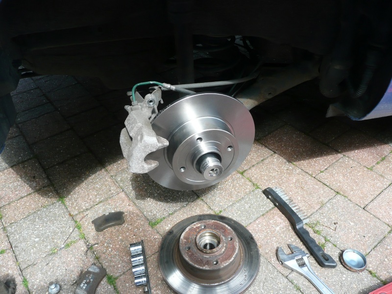 Changing rear brake discs and/or pads P1020413