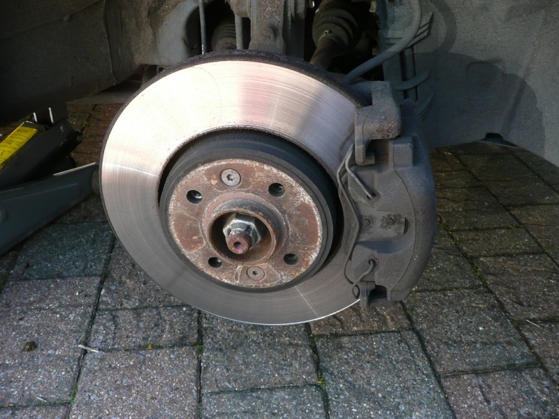 Changing front brake pads and/or discs P1020415