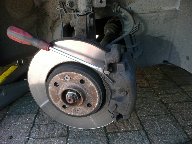 Changing front brake pads and/or discs P1020416