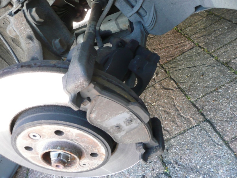 Changing front brake pads and/or discs P1020418