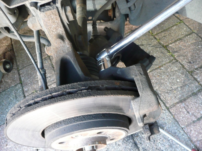 Changing front brake pads and/or discs P1020419