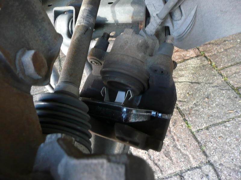 Changing front brake pads and/or discs P1020422