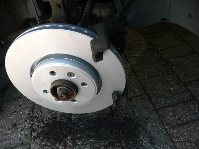 Changing front brake pads and/or discs P1020423