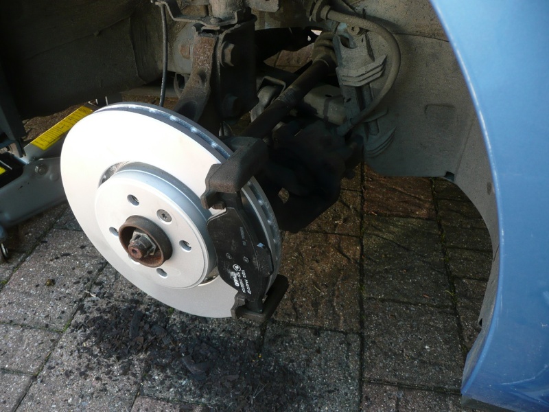 Changing front brake pads and/or discs P1020424