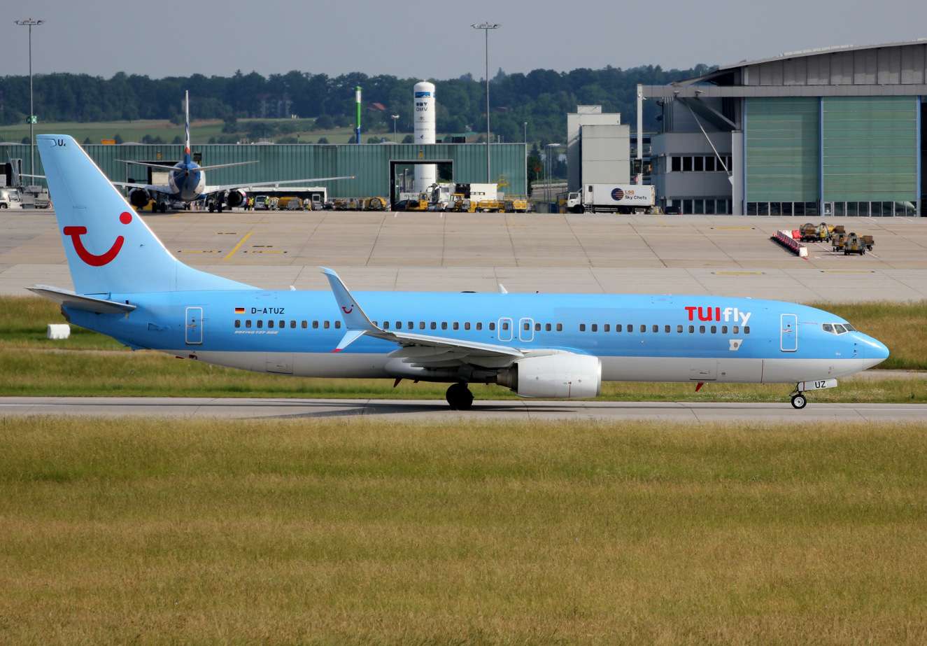 STR 14.06.2015 Blue Air 737-700 und Tuifly 73H ex Jetairfly  Img_7712