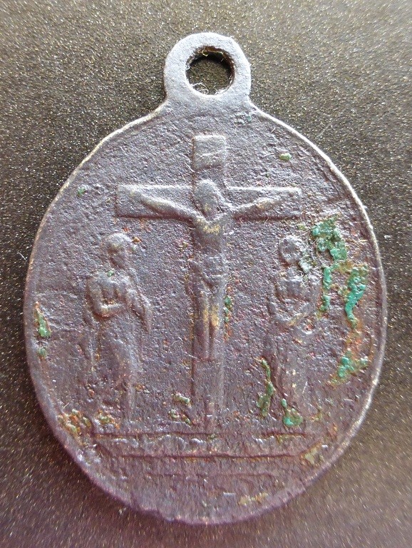 Médaille ND-de-Fourvière et Scène de crucifixion avec aux pieds de la croix la Vierge Marie et saint Jean l'Evangéliste - XIXème 710