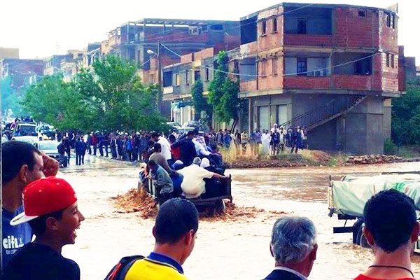مركز بكالوريا تحاصره السيول وتحرم المترشحين من الامتحان بخنشلة 2014-i10