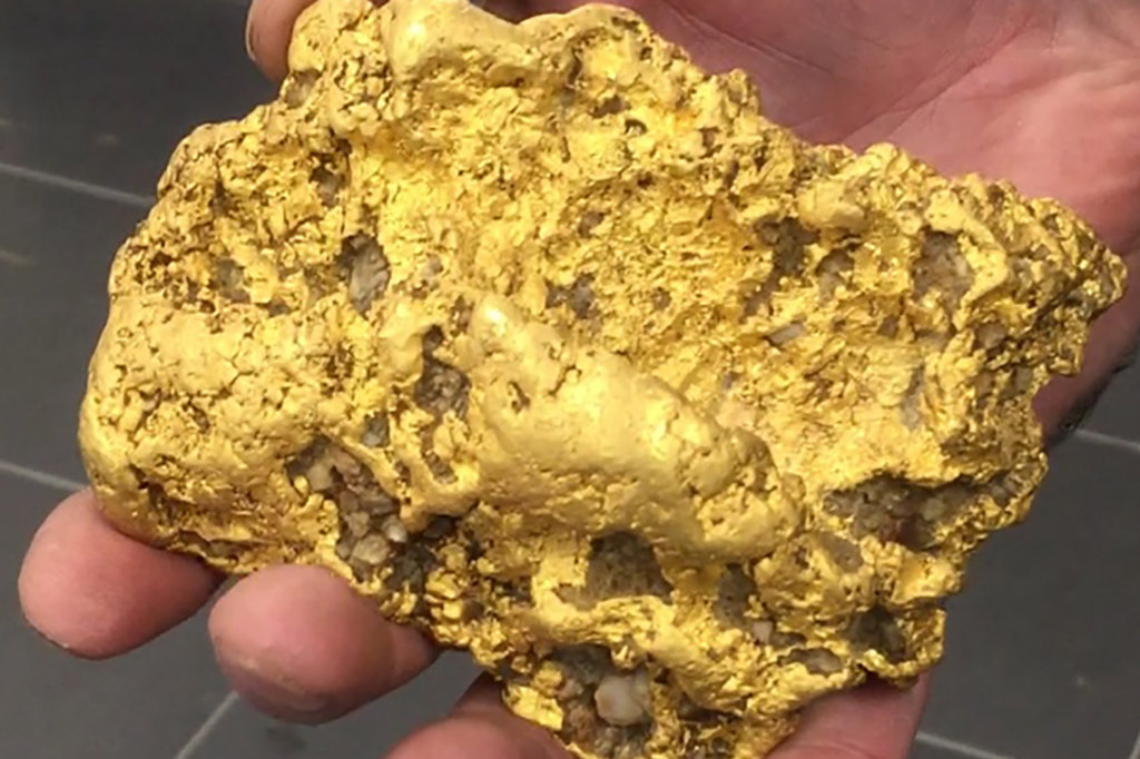 Prospector unearths 2kg nugget at old gold rush town C986df10