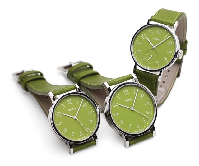 Une montre à lunette verte Image27