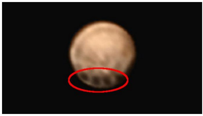 Quatre mystérieuses taches parfaitement alignées observées sur Pluton Sans_417