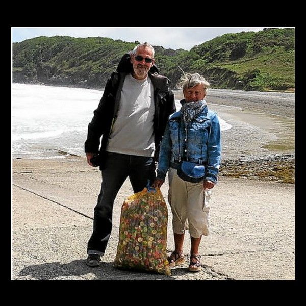 Bouchons d'espoir. Création solidaire sur la plage du Palus 19.07.2015 Sans_460