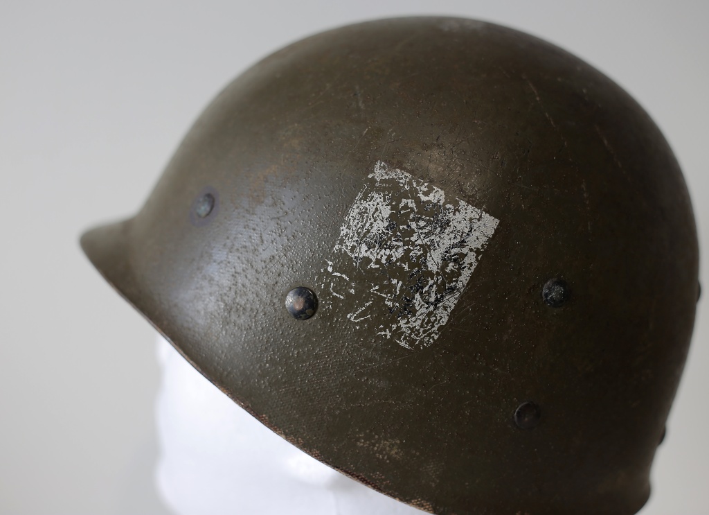 Casque M1 8th division du 1st Lieutenant Greenwalt (besoin d'aide) 28th_r10