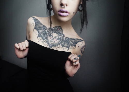 filles tatouees - Page 2 Bat-ta10