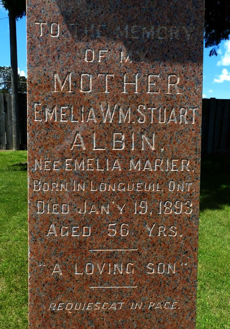 Monument d'Émelie Marier et de son fils T. W. Stuart Albin, cimetière de la paroisse St-Victor, Alfred Ontario. Monume13