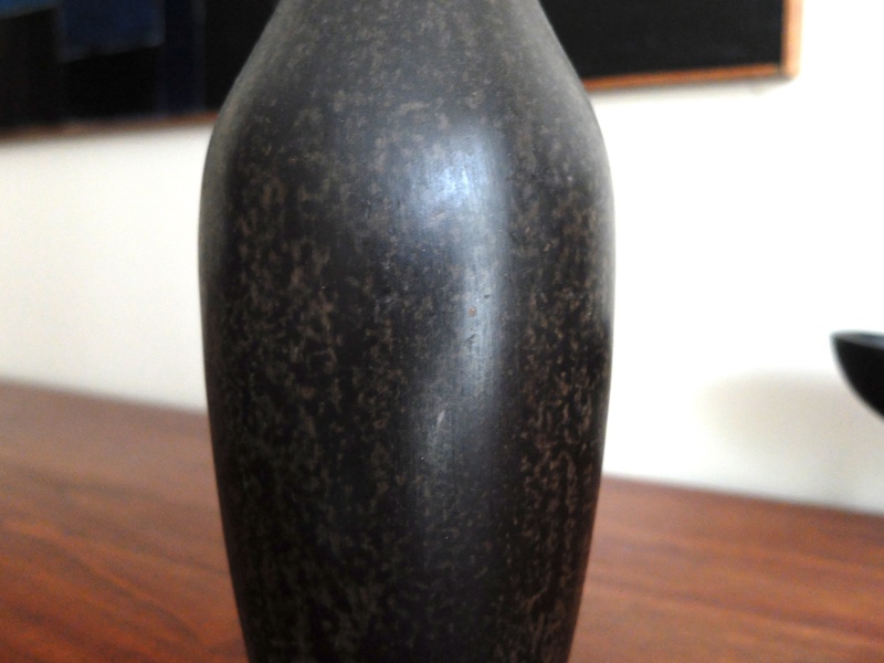 Grande bouteille noire à identifier - tampon fleur de lys ? à identifier Dscf4416