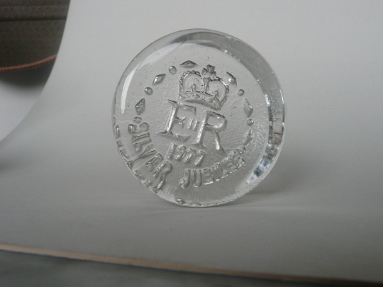 Frank Thrower for Dartington Silver Jubilee paperweight ...?  Paperw11