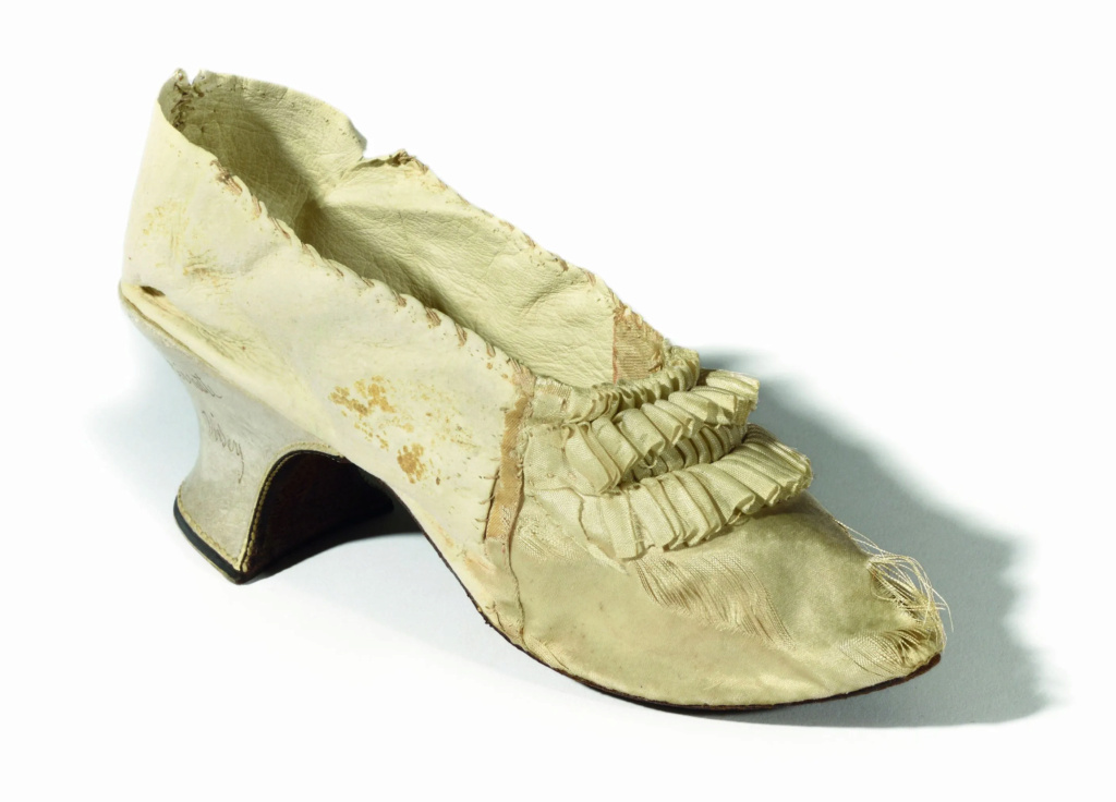 Le point sur les chaussures de Marie Antoinette - Page 2 Zzzetz11