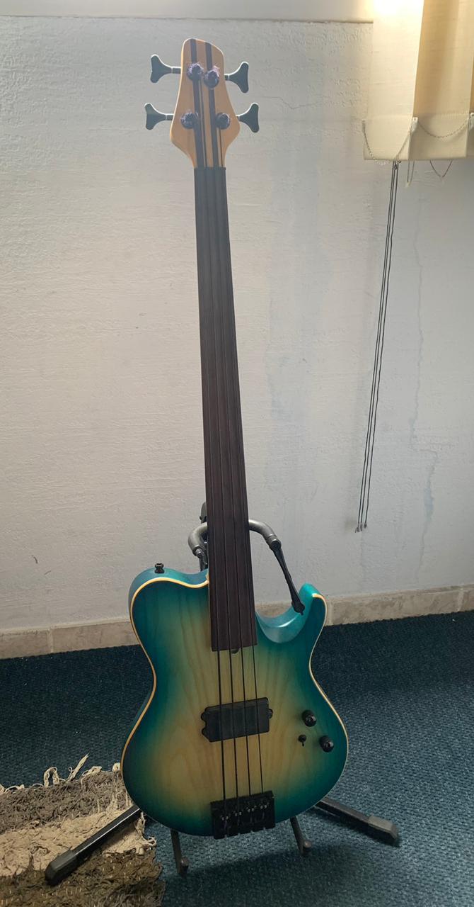 KAYEFE II, 4 cordas, fretless com cap. tipo MM e ponte piezo!!! 113