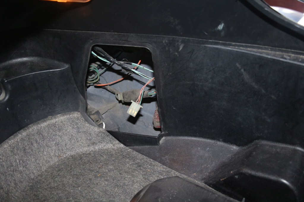 12 volt socket - socket under seat in side compartment Img_4111