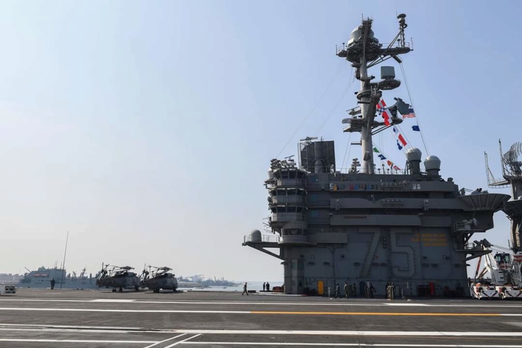 CVN 75 Truman (Trumpeter 1/350°) de barnabé - Page 8 Fb_img10