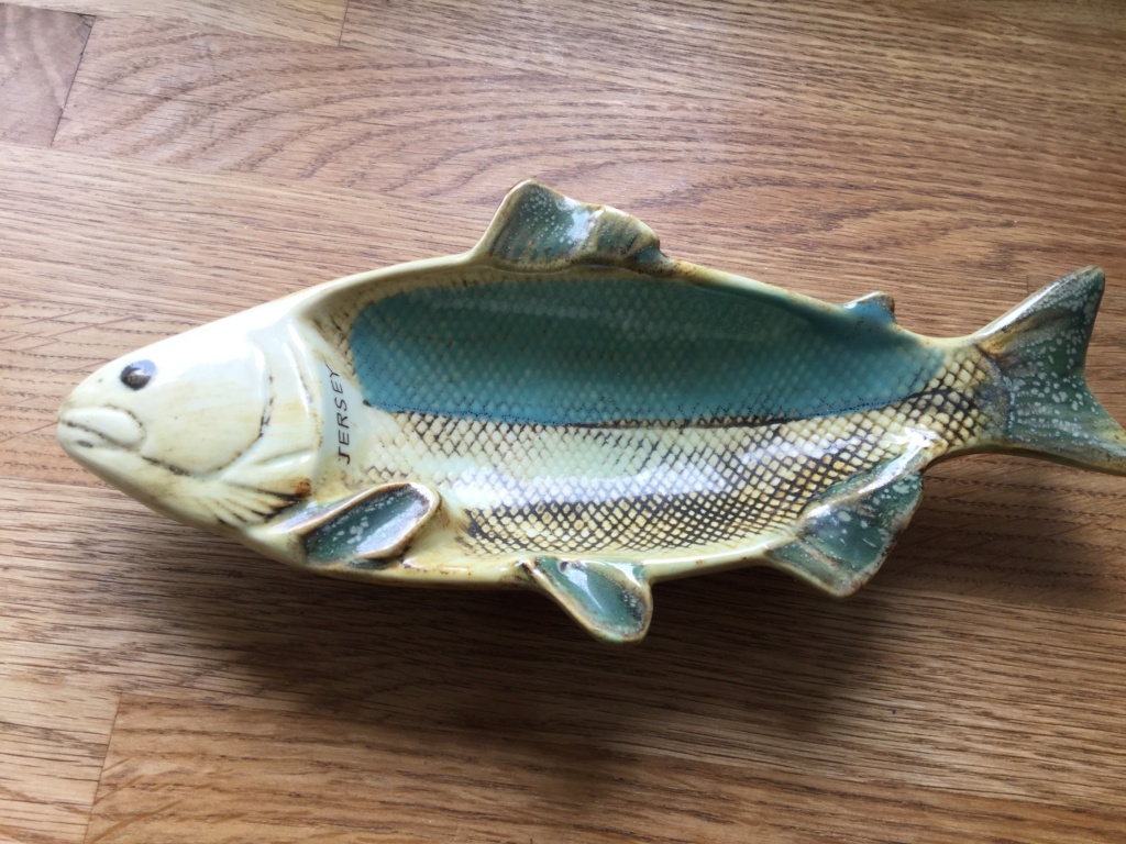 Fish dish with Y mark - Jersey souvenir Ad8e8210