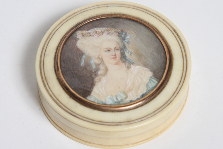 Marie Antoinette et ses proches sur tabatières et autres boîtes Zzzz215