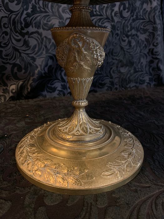 Représentations de Marie Antoinette sur vases, tasses et autres contenants D696bc10