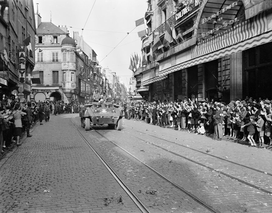 Libération et prise d'armes à Dijon - 13 septembre 1944 Terre-10