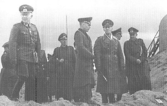 Demande d'identification des officiers de la Wehrmacht avec le Général Rommel  Rommel11