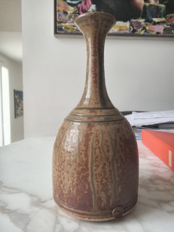 Vase en grès avec cachet à identifier 20241110