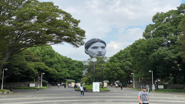 ظهور رأس بشري عملاق في سماء طوكيو Ao-aao12
