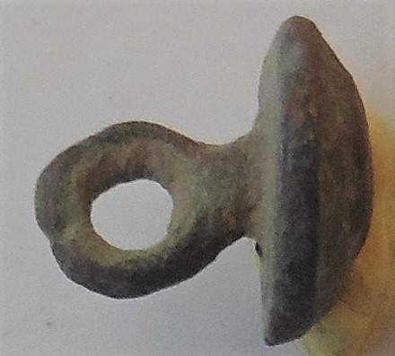 Minuscule bouton en bronze à identifier. B215