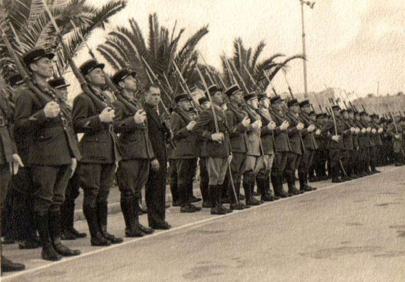 La 9ème légion de la Garde - prise d'armes à Rabat (Maroc) 1941 Prise_13