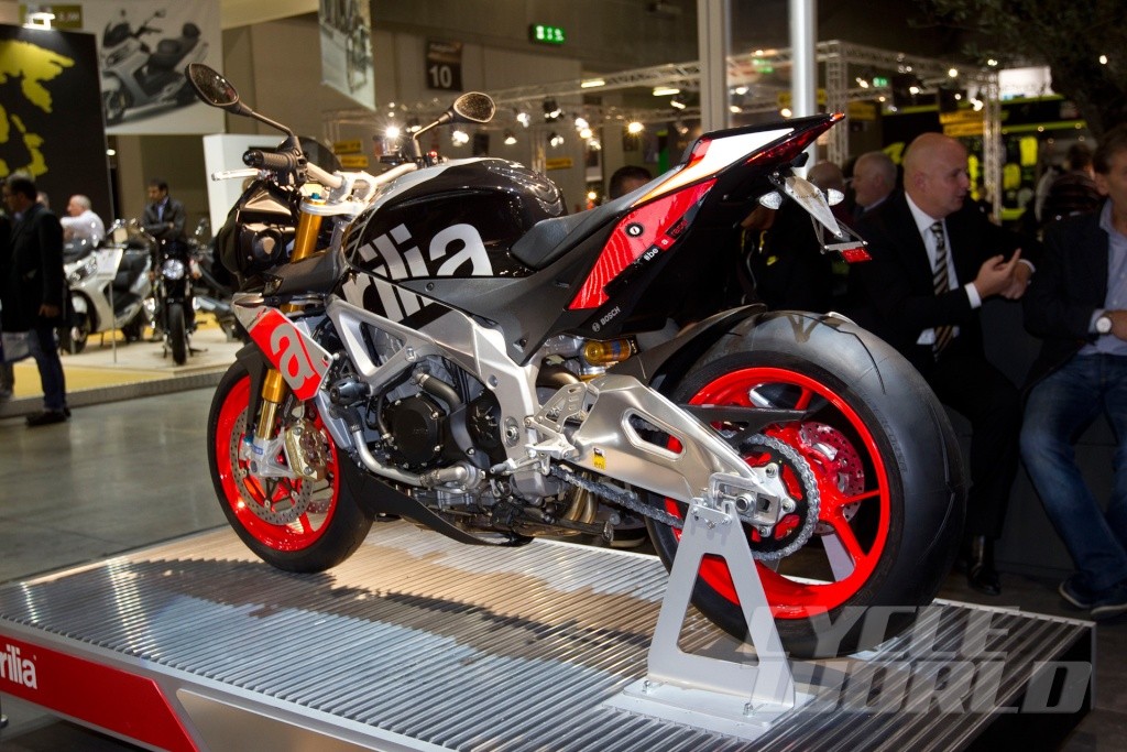 Aprilia Tuono V4R - Page 3 2015-a12