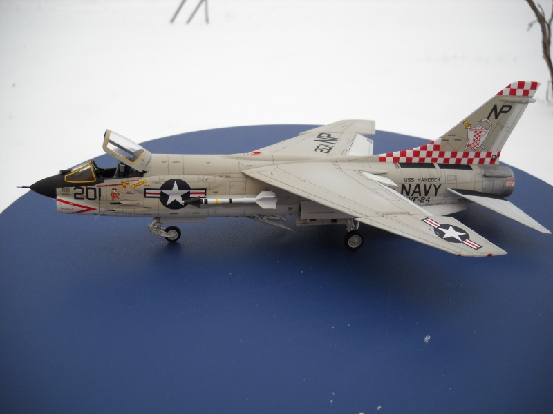 [Academy] 1/72 - Vought F-8J Crusader  Dscn0218